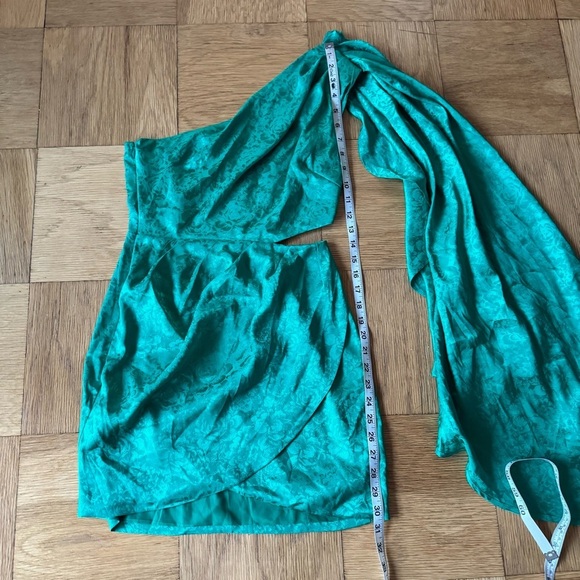 NWT Runaway XS Serita Dress Emerald Green Mini Party Cocktail Cape Shoulder - Picture 7 of 8